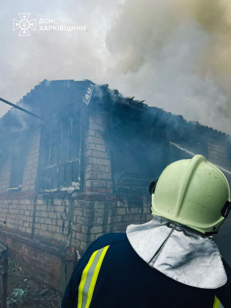 У палаючому будинку рятувальники Харківщини виявили тіло жінки